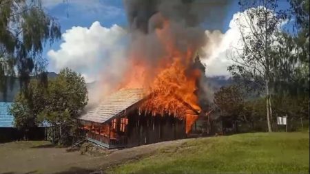 KKB bakar SDN Pegunungan Bintang (