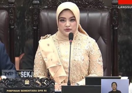 Annisa Maharani Alzahra Mahesa tercatat sebagai anggota DPR termuda pada periode 2024-2029. Foto: Tangkapan layar TV Parlemen