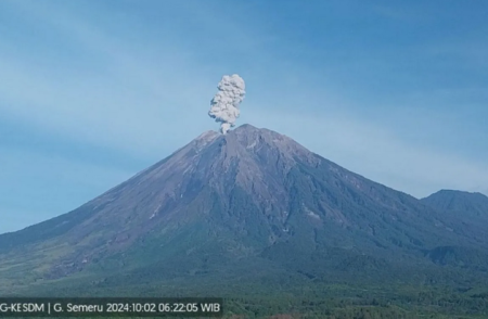 Gunung semeru erupsi